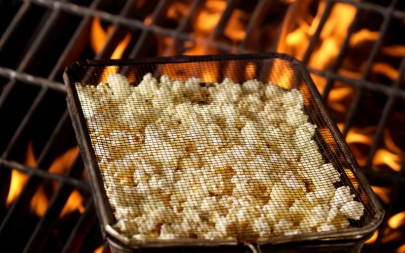 Membuat popcorn di atas tungku api terbuka