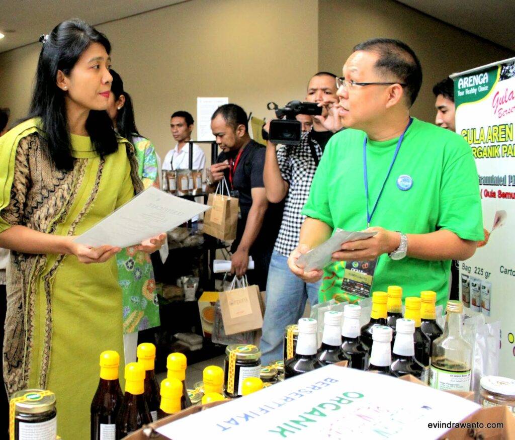 Foto kenangan perjalanan promosi arenga yang salah satunya bersama ibu Yasmin Gita Wirjawan. Penjual gula merah organik sebagai personal branding