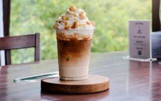 karamel adalah salah satu sirup favori untuk es kopi