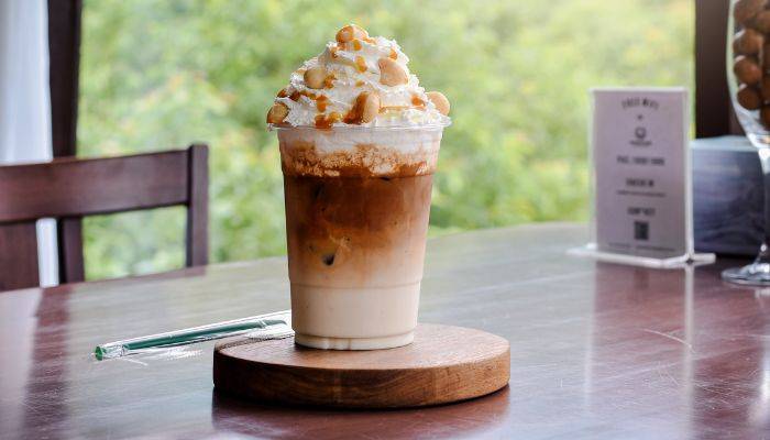 karamel adalah salah satu sirup favori untuk es kopi