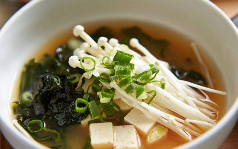 Miso soup mengandung umami yang tinggi