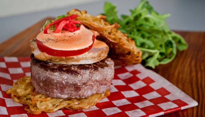 Burger ramen, fusion food menggabungakan tradisi masakan jepang dengan amerika