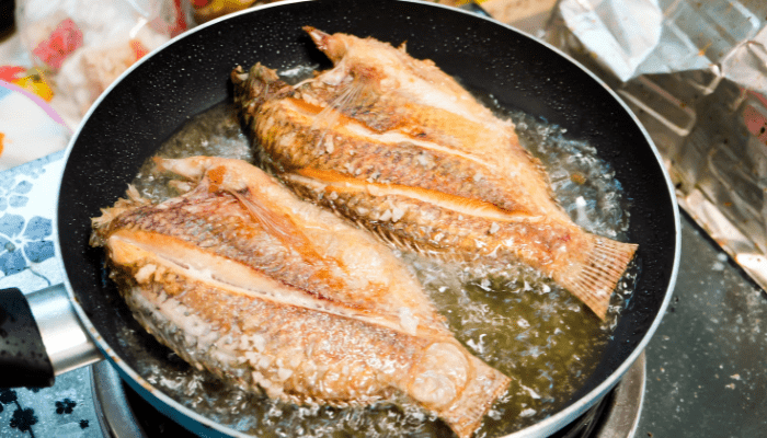 Mitos atau Fakta: Menaburkan Tepung pada Minyak Panas Sebelum Menggoreng Ikan Dapat Mencegah Minyak Panas Meletus