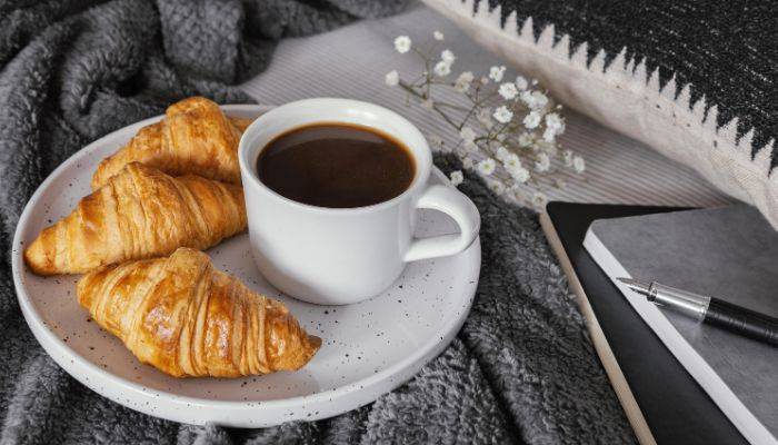 Croissant kue atau roti paling cocok sebagai teman minum kopi