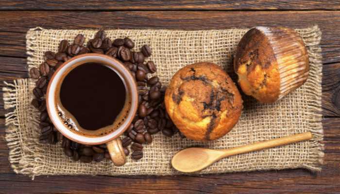 mengapa kita perlu menambahkan kue muffin saat minum kopi?