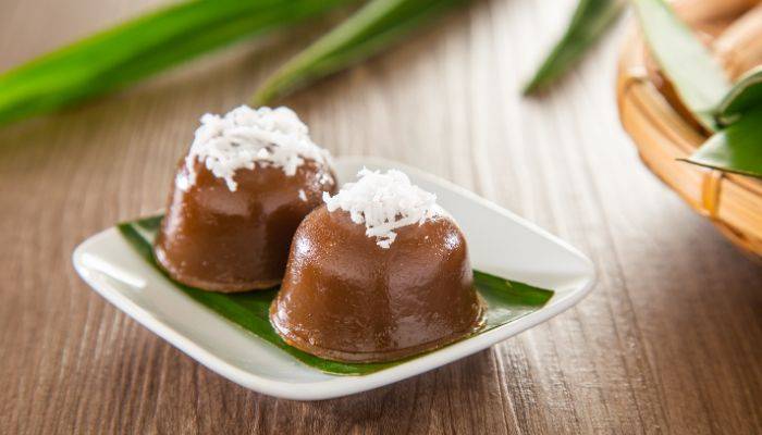 kuih kosui palm sugar yang dikenal juga sebagai kue lumpang gula aren