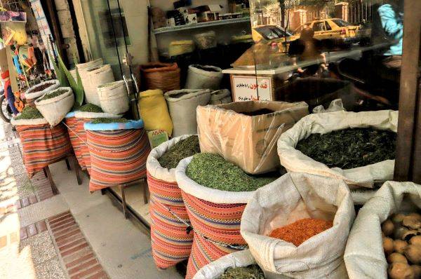 Toko yang menjual aneka rempah makanan khas Iran atau Persia di Vakil Bazaar, Shiraz, Iran