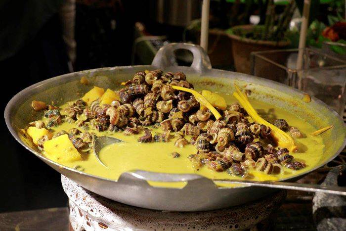 Keong atau siput sawah gulai. Hidangan Melayu yang dalam bahasa Malaysia bernama Siput Seduk Masak Lemak