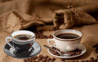 Beda cangkir keramik dan gelas beling yang akan mempengaruhi pengalaman minum kopi