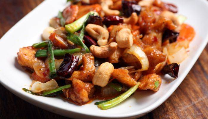 Kacang mete dalam sajian ayam kung pao