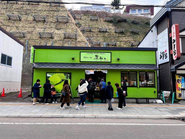 Foto sebuah toko di Otaru - Jepang yang menjual makanan berbahan matcha