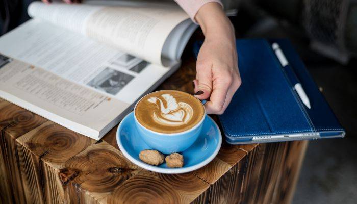 Menguasai latte art salah satu keterampilan yang dituntut dari seorang barista handal