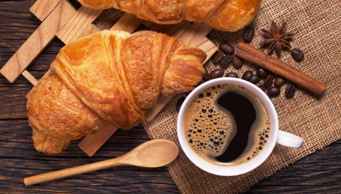Croissant dan kopi, pasangan serasi untuk mencerahkan hari