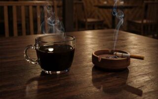 Mengapa jangan merokok saat ngopi