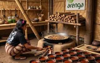 Deretan belahan tempurung kelapa berisi nira aren kental berwarna cokelat kemerahan yang sedang didinginkan di atas lantai untuk dicetak menjadi gula batok tradisional