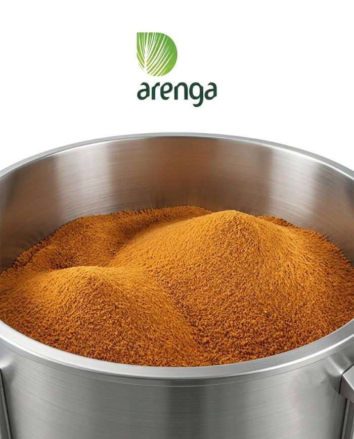 Tumpukan gula aren bubuk organik murni di dalam wadah stainless besar, bahan baku utama berkualitas untuk praktik menggunakan gula aren dalam kuliner dan aneka resep masakan modern.