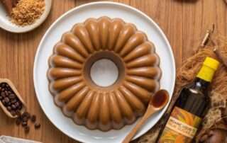 Sajian puding tempe untuk anak yang suka pilih-pilih makanan, berwarna cokelat karamel alami berkat campuran Arenga gula aren cair, disajikan cantik sebagai ide camilan sehat dan tinggi protein nabati.