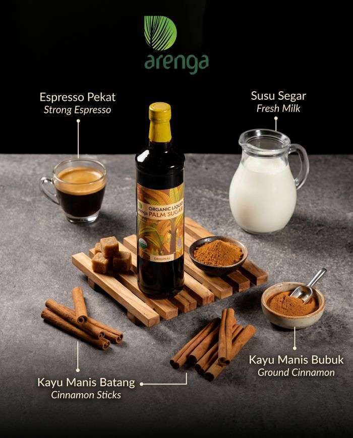 Sebuah foto produk studio berorientasi potret (4:5) menampilkan semua bahan untuk Cinnamon Latte yang diatur secara artistik di atas permukaan batu abu-abu tua dengan pencahayaan hangat dan profesional. Di bagian tengah-atas frame, logo transparan Arenga (ikon daun palem hijau dan teks 'arenga') terlihat sebagai watermark. Di atas permukaan batu, dari kiri ke kanan, bahan-bahan diatur melingkar di sekitar botol gula aren: satu cangkir kecil espresso pekat (Strong Espresso), sebuah botol Arenga Organic Liquid Palm Sugar Original (Original / Gula Aren Cair Organik) di tengah di atas dudukan kayu slat, dan sebuah kendi kaca berisi susu segar (Fresh Milk). Di depan dan di sekitar bahan-bahan tersebut terdapat mangkuk kecil gula aren bubuk dengan beberapa kotak gula, mangkuk kecil kayu manis bubuk dengan sendok kecil, beberapa batang kayu manis utuh, dan dudukan kayu slat. Penataan ini menonjolkan tekstur setiap bahan secara jelas dan rapi.